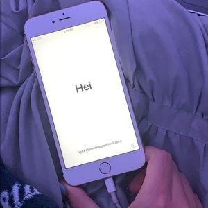 I phone 6s plus,gold. Works like it’s brand new.